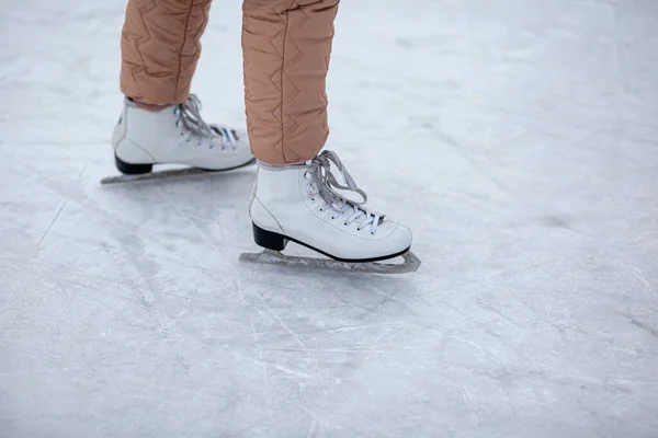 Een Paar Witte Kunstschaatsen Met Veters Bevroren Ijs Close Een — Stockfoto