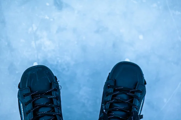 氷結した氷の上にレースを持つホッケーのスケートのペアが閉じます 冬にはアイススケートやホッケーをプレイ 氷と脚をスケートのマークで氷の背景にコピーし — ストック写真