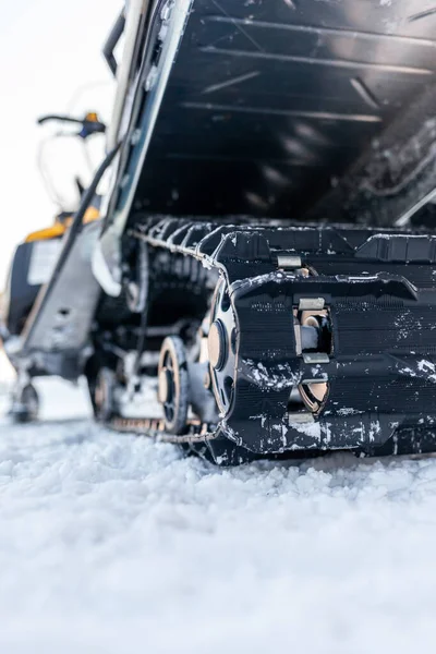 冬天的雪地车的后部骑着雪地摩托在雪地里 雪地摩托在冬季条件下的后悬挂 极端类型的冬季户外运动 — 图库照片