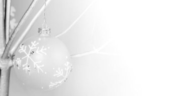 Gümüşe boyanmış ve Xmas topuyla süslenmiş kuru ahşaptan yapılmış alternatif Xmas Ağacı pankartı..