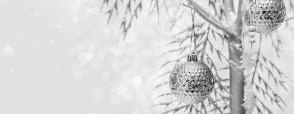 Banner preto e branco de Natal com árvore de Natal alternativa de pintado em prata e madeira decorada com espaço de cópia. — Fotografia de Stock