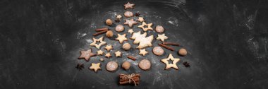 Kurabiyeler, tarçın, ceviz, anason yıldızları siyah üzerine Noel ağacı gibi dizilmiş. Pankart. Boşluğu kopyala.