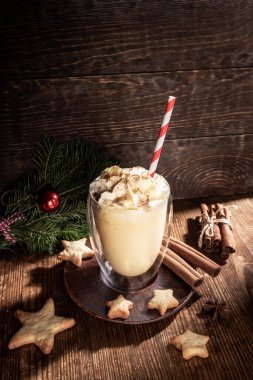 Noel içkisi, zencefilli kurabiye yıldızları, ahşap arkaplanda köknar dalları olan Xmas resmi.