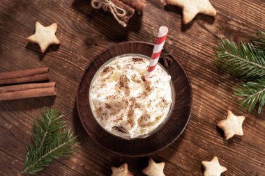 Noel içkisi ev yapımı eggnog ile ahşap arka planda Xmas yassı kompozisyonu.