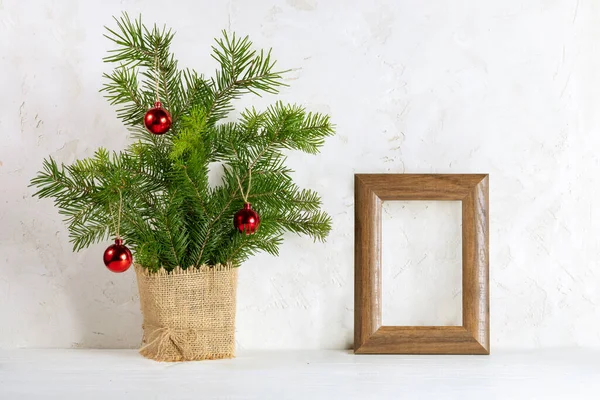 Imagen de Navidad con ramilletes de abeto como alternativa Árbol de Navidad y marco de madera en blanco. — Foto de Stock