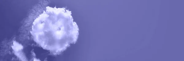 白い丸い雲はきれいな空にドーナツのような形をしています ラベンダーで流行のトーンワイドバナー非常にPeri 最小限の自然な創造的な背景 テキストのコピースペース — ストック写真