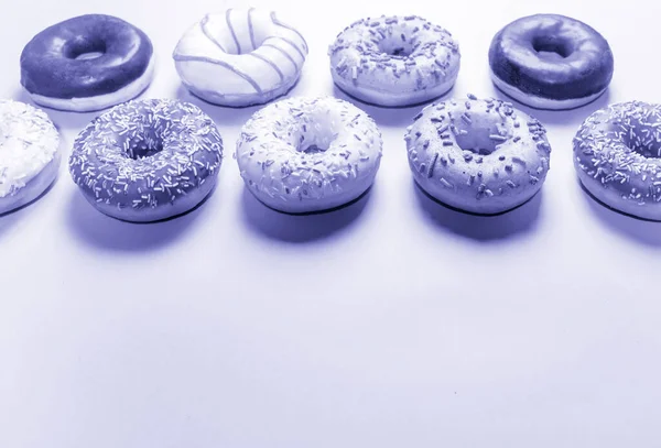 Donuts Glaseados Dispuestos Dos Filas Sobre Fondo Imagen Color Del — Foto de Stock