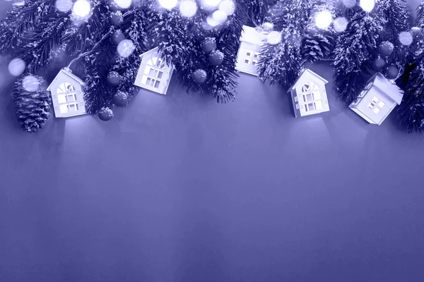 Christmas Background Xmas Tree Branches Luminous Xmas Lights White Lodges — Foto de Stock