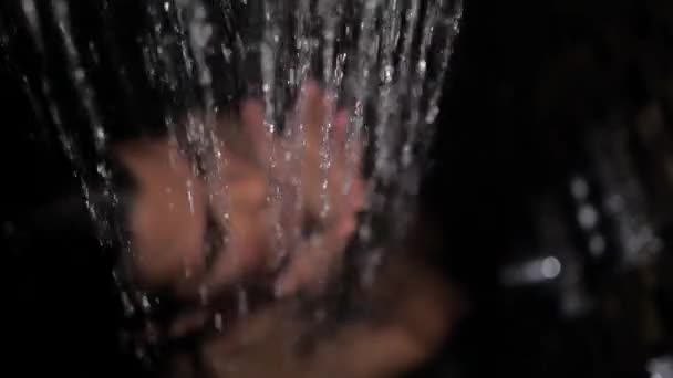 Привлекательная брюнетка стирает стоя под душем — стоковое видео