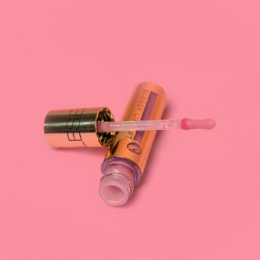 Sıvı ruj, beyaz kapaklı zarif cam şişede dudak parlatıcısı. Mevsimin beyaz arka planlı moda renkleri