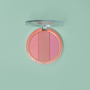 Nane yeşili arka planda pembe allık ve pudralar. Pastel modayı renklendirme temeli