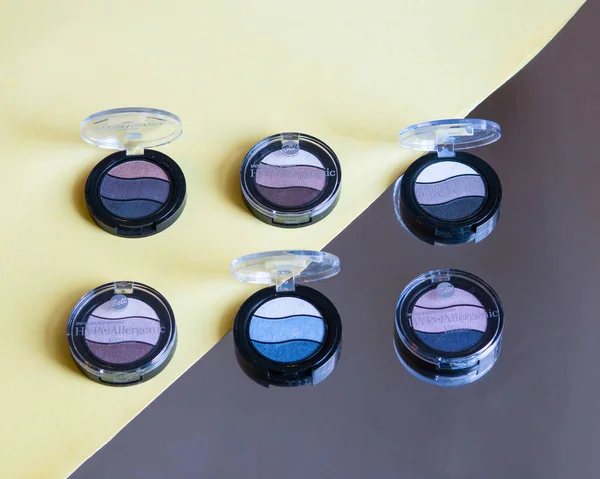 Different Eyeshadow Powders Pallete Delicate Light Yellow Purple Background Makeup — Stock Photo, Image