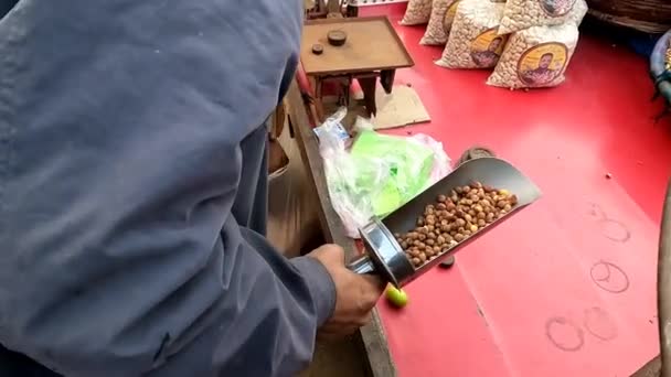 在沙地 Desi Pakistani和印度街头食物中加热后 将热鸡肉放入纸袋 — 图库视频影像