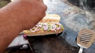 Sağlıklı burger pişirmek. Patates masala ve yeşil nane soslu çöreğe lahana konmuş. Evde sağlıklı burger yapıyorum. Sağlıklı beslenme. Sağlıklı yaşam tarzı.