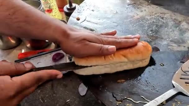Close Mão Chef Cortando Pão Hambúrguer Meio Com Faca Afiada — Vídeo de Stock