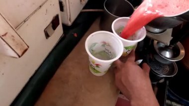 Yol kenarı tezgahı, havuç suyu yapan adam, taze ve enerjik, Pakistanlı ve Hint sokak yemekleri