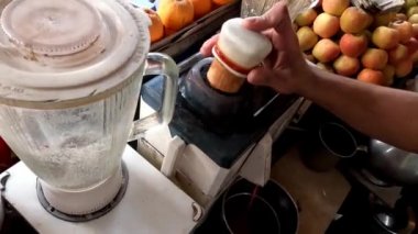 Sürahiden bardağa taze havuç suyu döküyorum. Desi Pakistanlı ve Hint sokak yemekleri