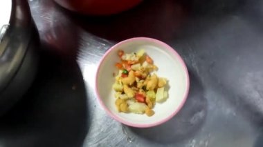 Chana 'yı konuşturmak, haşlanmış patates, Chane, nohut, domates, soğan ve yeşil biber eklemek.