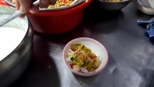 Hinzufügen Von Chaat Joghurt Einer Schüssel Gefüllt Mit Kichererbsen Und — Stockvideo