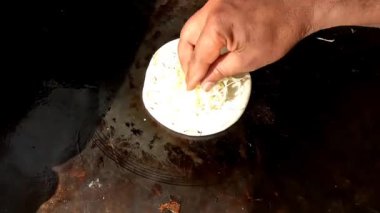 Şef büyük bir tavada ya da ızgarada ısıtılarak doğranmış lahana yayıyor. Pakistanlı ve Hint sokak yemekleri hikayesi.