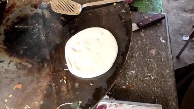 Shawarma ekmeği ya da Naan Pakistan caddesinde sıcak ızgarada kızarır, sıcak Hint kardeşlik ekmeğinden buhar yükselir, HD 'ye yavaş çekimde yaklaşır.