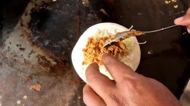 Şefin elleri pide ekmeğine tavuk eti koyuyor. Ekmek, shawarma, pita ekmeği. Sebze karışımı. Dışarıda shawarma pişiriyorum..