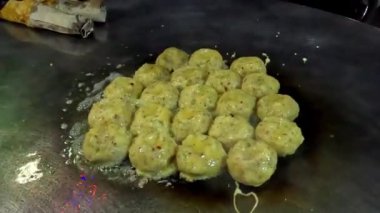 Kızarmış aloo tikki, büyük bir tavaya ya da ızgaraya batırılmış patates masalası, Pakistan yol kenarındaki yemek tezgahı.