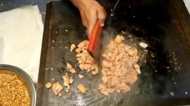 Şef ızgara tavuğu keser, yakın plan chiken keser, ızgara tavuk doğrar, kızarmış tavuk keser.
