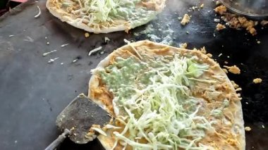 Domatesli ketçap ve mayonezli ekmek.