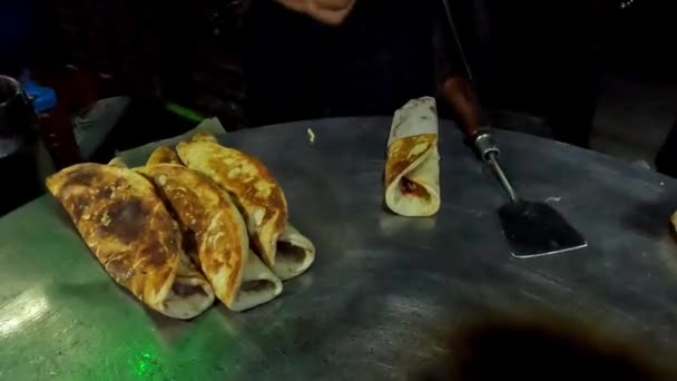Owijanie Naan Tikki Rolki Papier Spicy Wrap Pakistani Indyjskiej Ulicy — Wideo stockowe