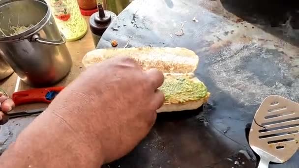 Cocinar Hamburguesas Saludables Cebolla Roja Pone Bollo Con Masala Patata — Vídeos de Stock