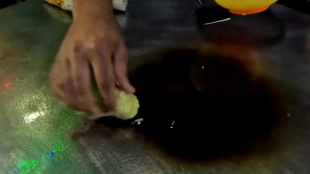 土豆玛莎拉用鸡蛋泡在一个巨大的锅子里 或者是一个大锅子里 或者是街边的烤肉摊里 — 图库视频影像