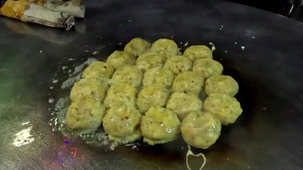 Frying Aloo Tikki Potato Masala Dipped Egg Huge Pan Griddle — ストック動画