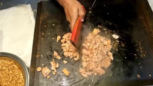 Chopping Chef Taglia Pollo Alla Griglia Taglia Chiken Primo Piano — Video Stock