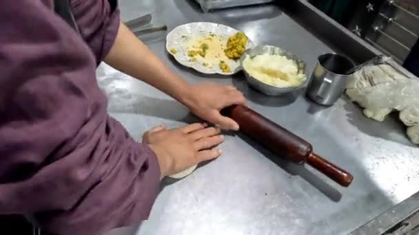 Robiąc Lachha Paratha Ciasto Przez Zbliżenie Męskich Rąk Kształtowanie Ciasta — Wideo stockowe