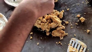 Şef ızgara tavuğu keser, yakın plan chiken keser, ızgara tavuk doğrar, kızarmış tavuk keser.