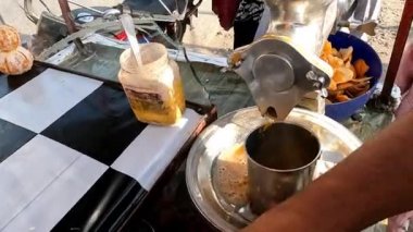 Portakal suyunun tuzlu tadı için bardağa siyah tuz ekliyorum. Şef, manzarayı kapat.