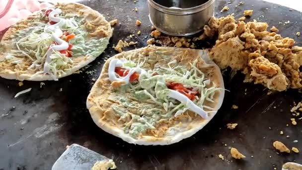 Traditionele Pakistaanse Indiaanse Streetfood Naan Tikki Plat Brood Gevuld Met — Stockvideo