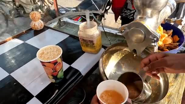 Mezclando Batiendo Jugo Naranja Fresco Con Dos Tazas Desi Roadside — Vídeos de Stock