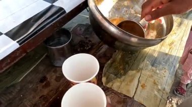 Şef el çırpma ve doldurma Taze Portakal Suyu Bir bardak