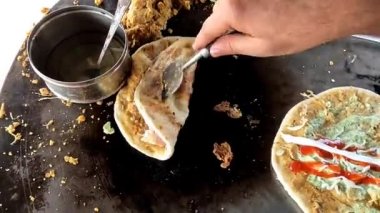 Yuvarlanan Naan tikki dürümü ya da patates püresi ketçap ve mayonez ile doldurulmuş ekmek dürümü