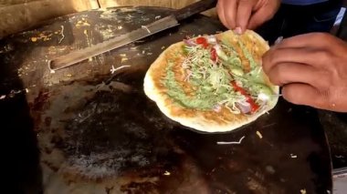Yuvarlanan Naan tikki dürümü ya da patates püresi ketçap ve mayonez ile doldurulmuş ekmek dürümü