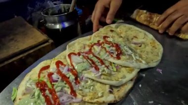 Yuvarlanan Naan tikki dürümü ya da patates püresi ketçap ve mayonez ile doldurulmuş ekmek dürümü