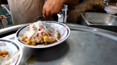 Samosa sohbetini yakın plan beyaz tabak ya da tabakta Pakistan, Punjab, Hint sokak yemekleri