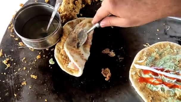 Rolling Naan Tikki Roll Panecillo Lleno Puré Patata Chutney Ketchup — Vídeos de Stock