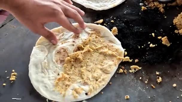 Roadside Food Történet Terjed Burgonya Masala Naan Vagy Kenyér — Stock videók