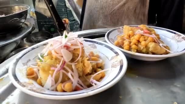 Poner Cebolla Chat Samosa Plato Lleno Samosa Caliente Garbanzos Cocidos — Vídeo de stock