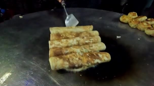 ロールパンやナンを炒め パンと味のシェフの手の角度ビュー — ストック動画