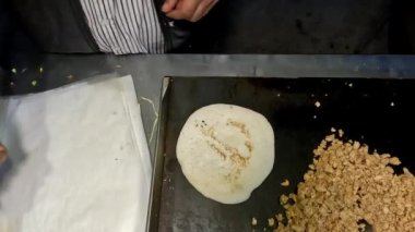 Shawarma ekmeği ya da Naan Pakistan caddesinde sıcak ızgarada kızarır, sıcak Hint kardeşlik ekmeğinden buhar yükselir, HD 'ye yavaş çekimde yaklaşır.
