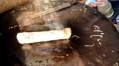 Ekmeğe su serpmek ya da çıtır çıtır ekmek yemek ve şefin el manzarasını tatmak.